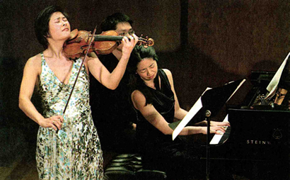 Jennifer Koh with Reiko Uchida. Photo: Julieta Cervantes